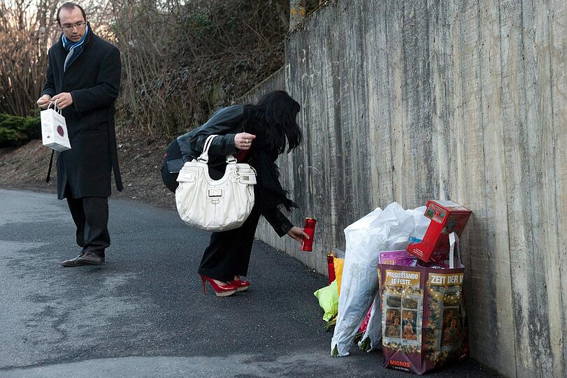 Trauer, Wut, Entsetzen: Nach dem schrecklichen Busunfall in der Schweiz mit 28 toten Menschen fallen sich Angehörige in die Arme, Freunde stellen Kerzen auf und besuchen Gottestdienste. Die Bilder