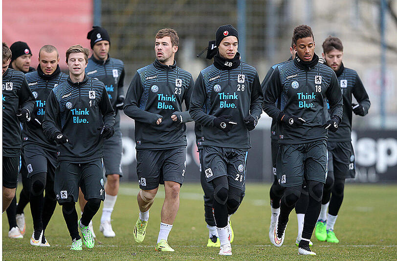 Während Löwen-Trainer Markus von Ahlen die Mannschaft zum Training bat, absolvierten Knipser Rubin Okotie, Daylon Claasen, Dominik Stahl und Stephan Hain eine individuelle Einheit.