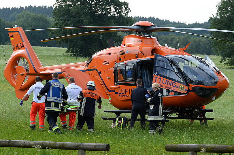 Eine 14 jährige wurde beim überqueren der Straße zum Bushäuschen von einem PKW erfasst und schwer Verletzt. Bilder der Unfallstelle.