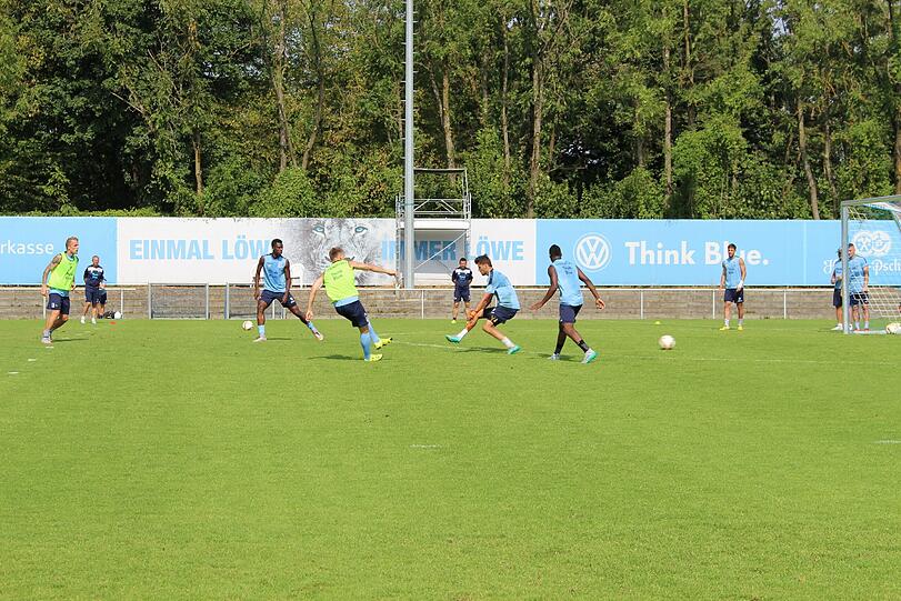 Schrecksekunde für Degenek beim Training am Freitag. Hier die Bilder vom Vormittagstraining.