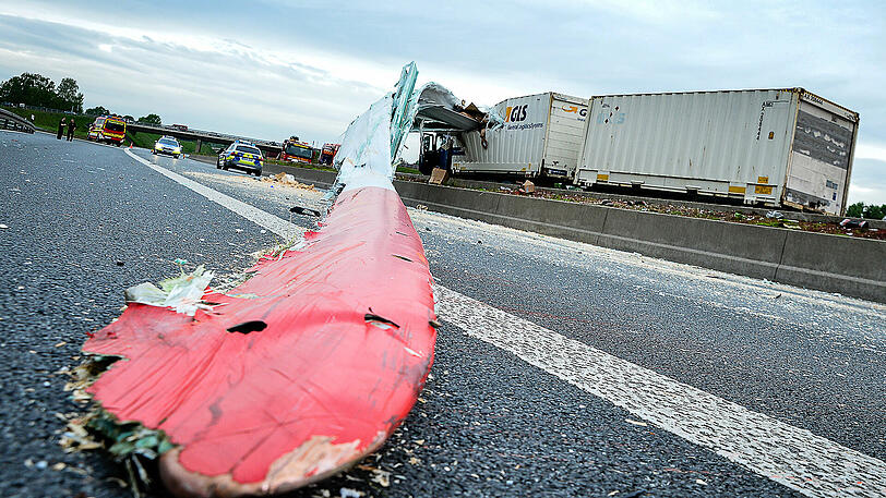 Ein spektakulärer Unfall mit einem Windradflügel hat sich am Dienstag auf der A33 bei Bielefeld ereignet.