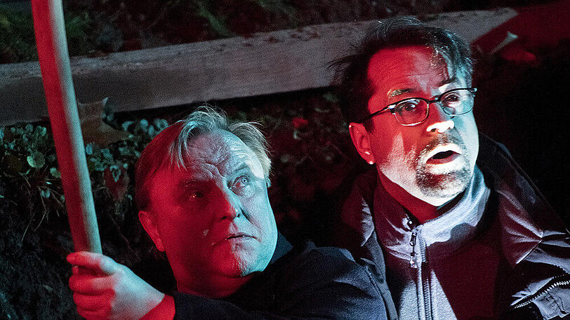 "Tatort: Väterchen Frost": Kommissar Frank Thiel (Axel Prahl, l.) und Prof. Karl-Friedrich Boerne (Jan Josef Liefers) wollen auf dem Friedhof neue Erkenntnisse gewinnen