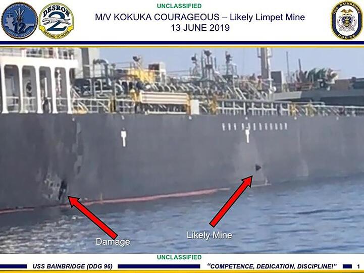 Mit roten Pfeilen sind Stellen am Rumpf des Schiffes "Kokuka Courageous" markiert, an der es zum einen zu einer Explosion kam und an der zum anderen eine angebliche Mine befestigt war.