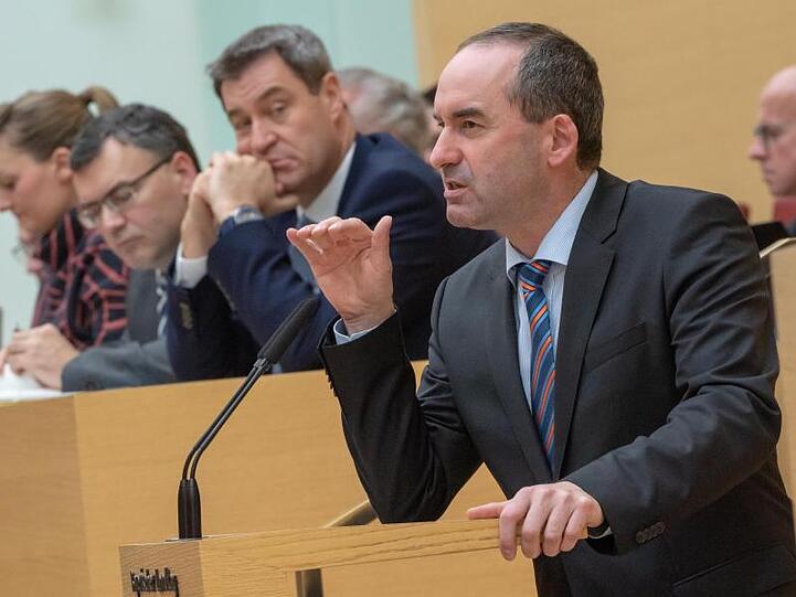 Hubert Aiwanger (Freie Wähler), bayerischer Wirtschaftsminister, spricht im Landtag. Foto: Peter Kneffel/dpa