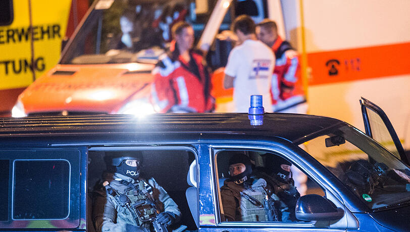 Männer vom Spezialeinsatzkommando am OEZ. Männer vom Spezialeinsatzkommando am OEZ.