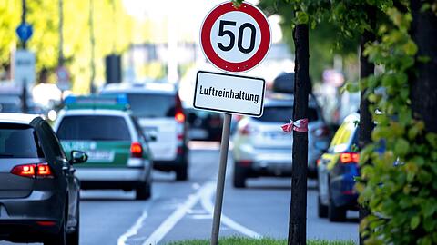 Zahlreiche Autos fahren im Berufsverkehr über den Mittleren Ring in München.
