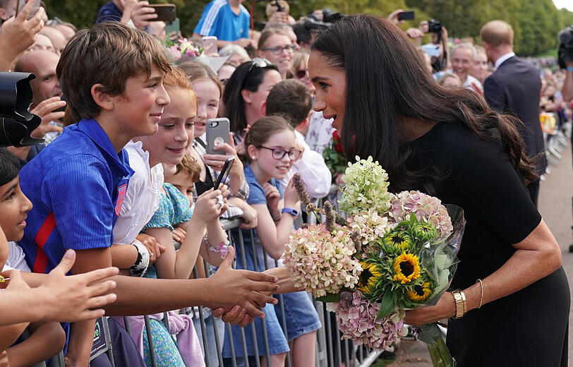 Meghan schüttelt Hände: Sie ist mit ihrem Mann Harry einer Einladung von dessen Bruder William gefolgt.