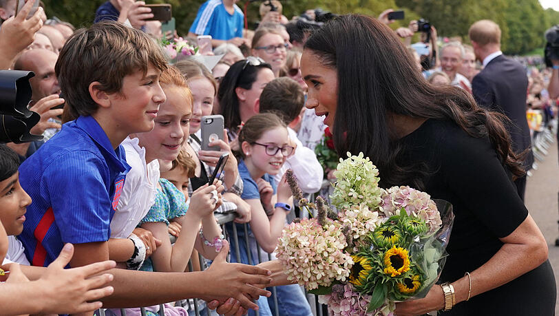 Meghan schüttelt Hände: Sie ist mit ihrem Mann Harry einer Einladung von dessen Bruder William gefolgt. Meghan schüttelt Hände: Sie ist mit ihrem Mann Harry einer Einladung von dessen Bruder William gefolgt.