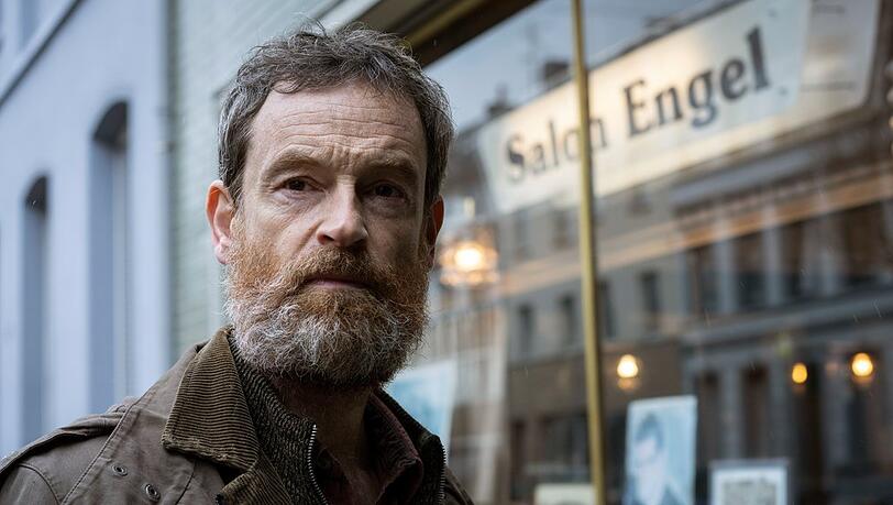 "Tatort: Du bleibst hier": Kommissar Faber (Jörg Hartmann) vor dem Frisörsalon Engel.
