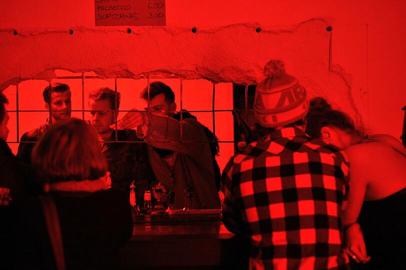 Die Bar ist ein Durchbruch der Zwischenwand - hier geht Bier für 3 Euro und Longdrinks für 7,50 Euro über den Tresen.