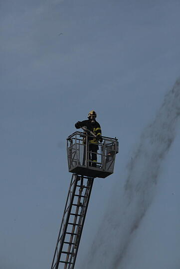 Aufräumarbeiten nach dem Mega-Brand in Heldenstein: Die Feuerwehr kann noch nicht aufatmen und kümmert sich um die Brandruine. Bei dem Feuer ist ein Schaden von etwa einer Million Euro entstanden.