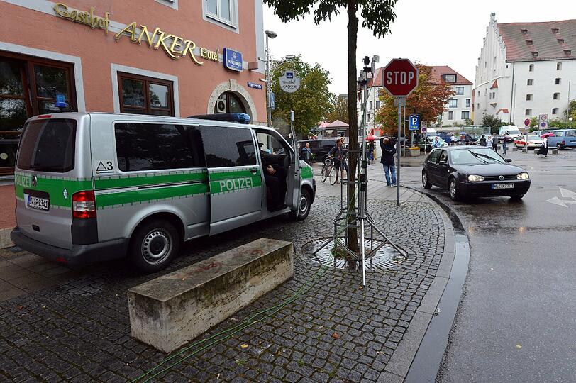 Polizeieinsatz in Ingolstadt: Ein Geiselnehmer hält mehrere Menschen im alten Rathaus gefangen.