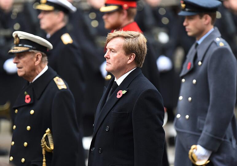 König Willem-Alexander der Niederlande mit Prinz Philip. Dahinter laufen Prinz William und sein Bruder Prinz Harry.