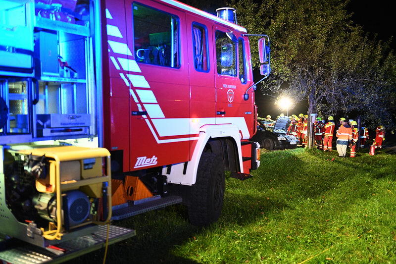 Der junge Autofahrer kam von der Straße ab und prallte gegen eine Baum.