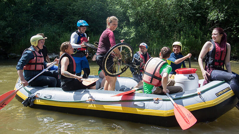 Reichlich Müll sammelten die freiwilligen Helfer am Sonntag auf der Isar ein. Die Bilder der RamaDama-Aktion.