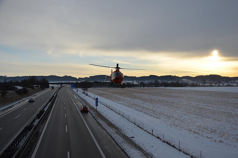Völlig demoliert blieb der Wagen auf der Autobahn liegen.