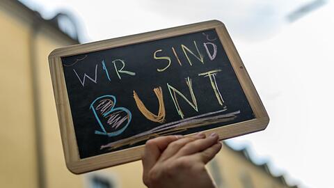 Schild bei einer Bellevue-Demo gegen rechts.