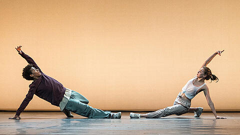 Yalany Marschner (l.) alias Marlon und Alexandra Pfeifer (r.) alias Katya im Tanzfilm "Into the Beat - Dein Herz tanzt".