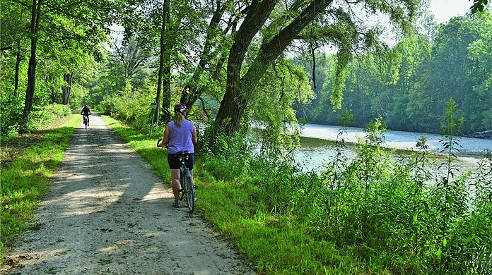 Im Münchner Norden am Isarufer entlang zu radeln ist wirklich ein Genuss: Es ist schön schattig und die Landschaft entzückt.