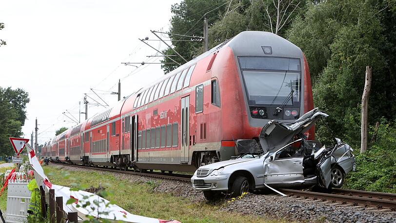 Zu dem Unfall mit dem Regionalexpress kam es an einem Bahnübergang.
