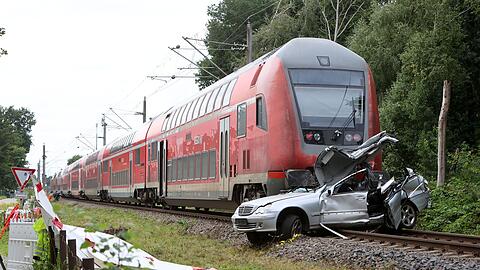 Zu dem Unfall mit dem Regionalexpress kam es an einem Bahnübergang.