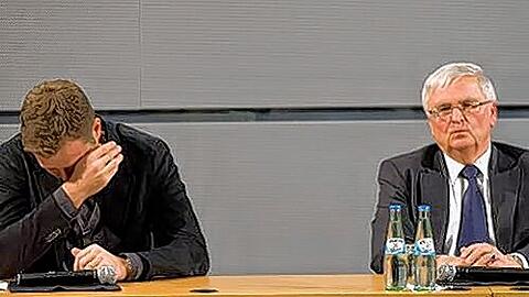 Schwere Momente: Oliver Bierhoff, der auf der Pressekonferenz des DFB zum Tod von Robert Enke in Tränen ausbricht. Kurz zuvor hatte Theo Zwanziger das Testspiel am Samstag gegen Chile abgesagt.