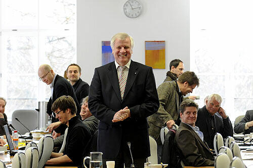 Alle Blicke richten sich auf Horst Seehofer: der Ministerpräsident gestern im Untersuchungsausschuss des Landtags