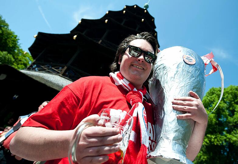 Feierlaune auch am Chinesischen Turm! Der Pokal glänzt in der Sonne - wenn er heute Abend in echt verliehen wird, wird nur noch die Stadionbeleuchtung auf dem Cup glitzern. Hoffentlich in rot-weiß!