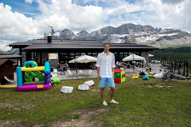 Manuel Neuer in den Bergen: Er nutzt den trainingsfreien Montagvormittag und lässt sich im schönen Bergpanorama ablichten.