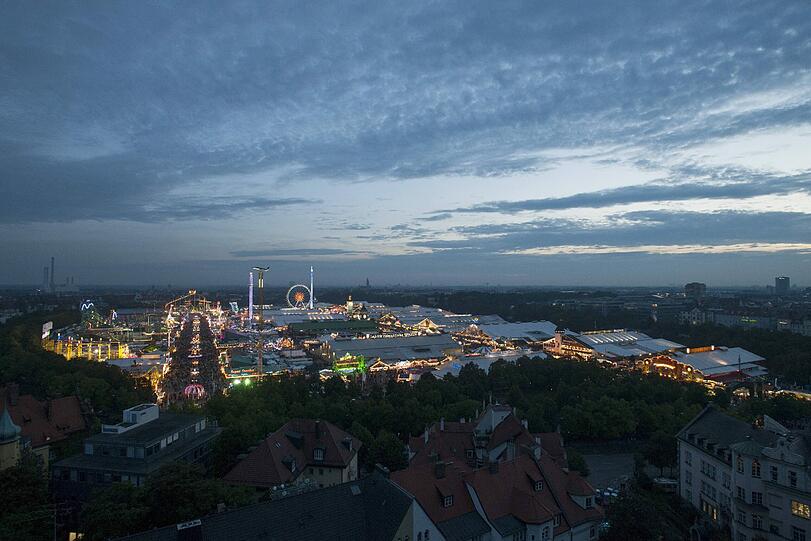 Festgelände: Das Wiesn-Gelände hat 34,5 Hektar - wenig für die riesige Besucherzahl. An die 400 000 Menschen drängen an einem starken Tag auf das Areal.