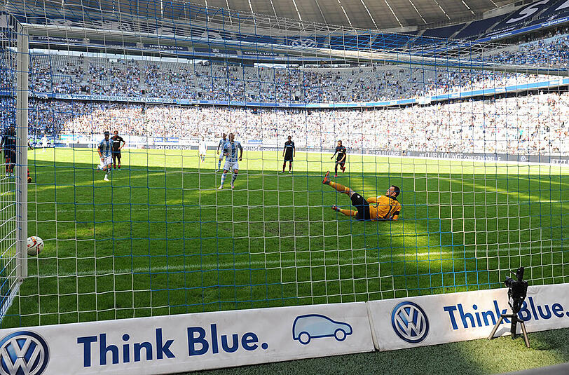Die Schlüsselszene des Spiels zwischen dem TSV 1860 München und Union Berlin: Daniel Adlung setzt den Foulelfmeter an den Pfosten.