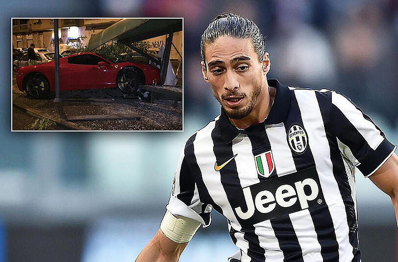 Juve-Verteidiger Martin Caceres ist mit seinem Ferrari in eine Bushaltestelle in Turin gekracht.