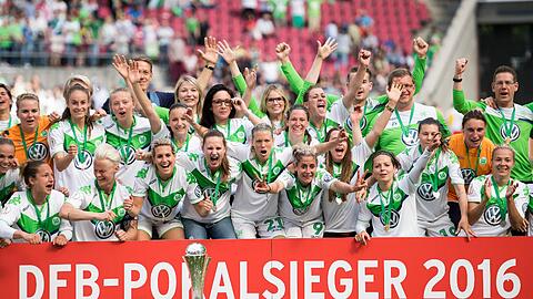 Die Wolfsburger Spielerinnen posieren mit dem DFB-Pokal für das offizielle Mannschaftsfoto. Die Bilder aus dem Finale der Frauen.