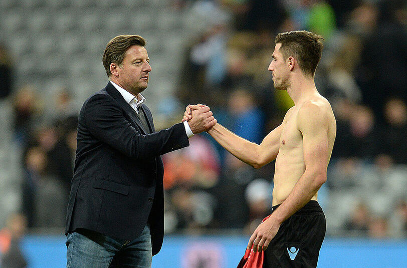 Abklatschen nach dem Spiel: Trainer Kosta Runjaic mit Verteidiger Milos Degenek.