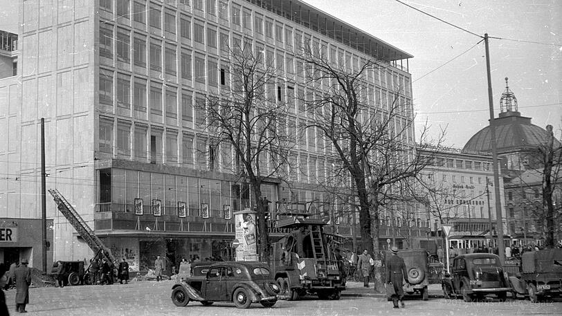 21. September 1951: Der Kaufhof am Stachus wird feierlich eröffnet, rechts daneben der alte Königshof und der Justizpalast.