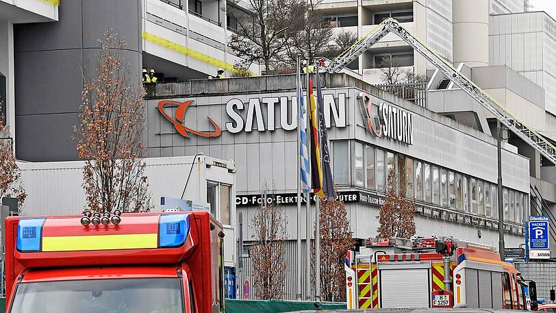 Nur zwölf Stunden nach dem ersten Brand, musste die Feuerwehr erneut zum Hotel in der Schwanthalerstraße ausrücken. Die Bilder vom Einsatz am Freitagmittag.