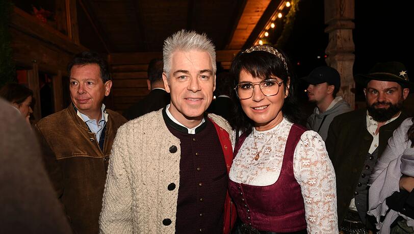 Der Comedian Michael Mittermeier und seine Frau Gudrun feiern beim "Almauftrieb" im Käfer-Zelt auf dem Oktoberfest.