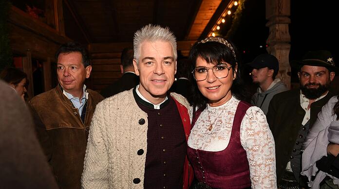 Der Comedian Michael Mittermeier und seine Frau Gudrun feiern beim "Almauftrieb" im Käfer-Zelt auf dem Oktoberfest.