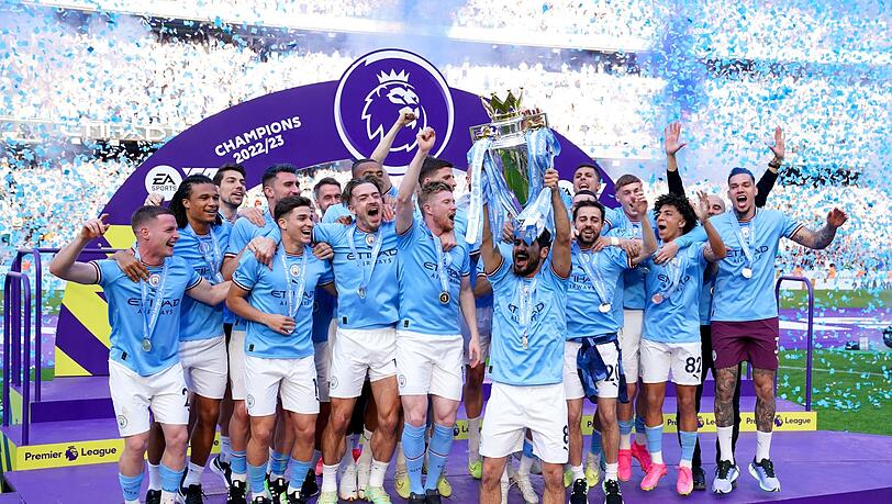 City-Kapitän Ilkay Gündogan stemmt die Premier-League-Trophäe in die Luft.