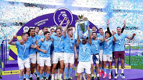 City-Kapitän Ilkay Gündogan stemmt die Premier-League-Trophäe in die Luft.