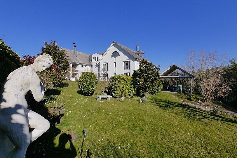 Das Haus mit der Wohnung der Schauspielerin Ruth Maria Kubitschek und dem berühmten "Garten der Aphrodite" am Bodensee im Schweizer Kanton Thurgau.