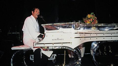 Legende sind sowohl Udo Jürgens' Zugaben im weißen Bademantel als auch sein durchsichtiger Konzertflügel. Hier ist der Star 1997 bei einer Zugabe zu sehen.