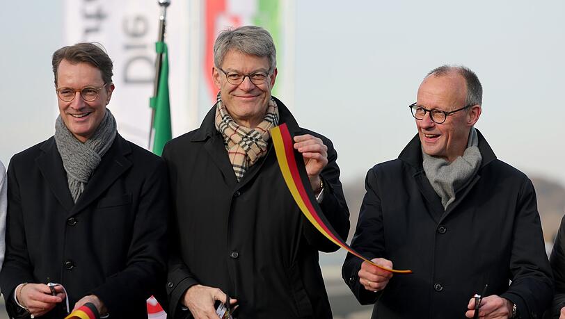 Symbolische Freigabe: NRW-Ministerpr&auml;sident Hendrik W&uuml;st, Bundesverkehrsminister Patrick Schnieder und Bundeskanzler Friedrich Merz auf der Rahmedetalbr&uuml;cke.
