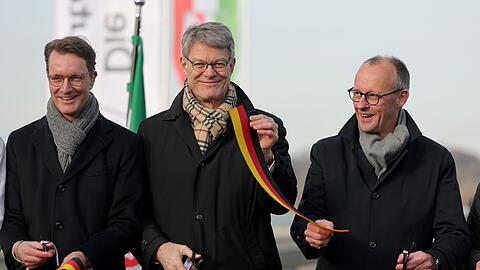 Symbolische Freigabe: NRW-Ministerpr&auml;sident Hendrik W&uuml;st, Bundesverkehrsminister Patrick Schnieder und Bundeskanzler Friedrich Merz auf der Rahmedetalbr&uuml;cke.