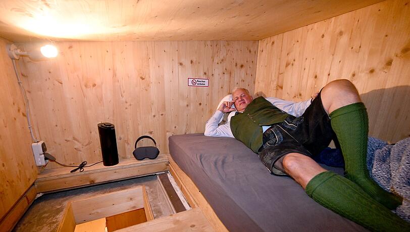 Wiesn-Wirt Christian Schottenhamel in jedem Jahr aufs Neue sein Festzeltbett in seiner Schlafkiste. Wiesn-Wirt Christian Schottenhamel in jedem Jahr aufs Neue sein Festzeltbett in seiner Schlafkiste.
