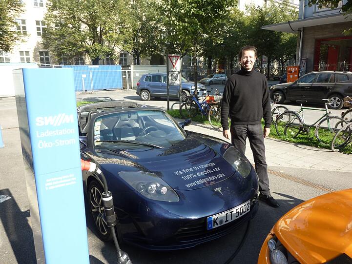 Mit Tesla Roadster unterwegs: Rafael de Mestre zapft Öko-Strom an der Blumenstraße.