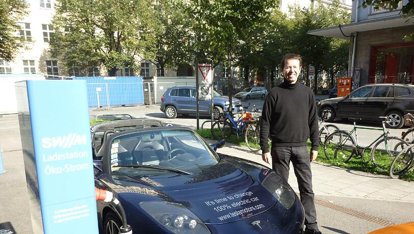 Mit Tesla Roadster unterwegs: Rafael de Mestre zapft Öko-Strom an der Blumenstraße. Mit Tesla Roadster unterwegs: Rafael de Mestre zapft Öko-Strom an der Blumenstraße.