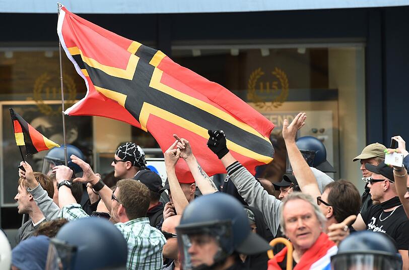 Rechtsextreme und Hooligans ziehen begleitet von Polizeieinheiten durch die Innenstadt von Frankfurt am Main. Unter dem Namen «Widerstand Ost/West» hat ein neuer Zusammenschluss von Nationalisten, Islamgegnern und Hooligans zu einer bundesweiten Kundgebung in Frankfurt aufgerufen.