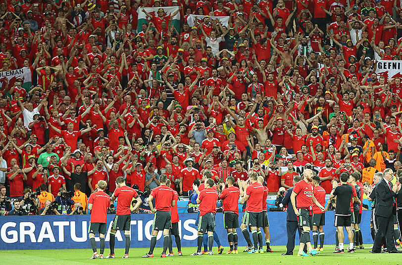 TOPS - Wales und Island: Was in Erinnerung bleibt sind zwei leidenschaftlich kämpfende Teams mit begeisternden Fans. Vor allem der isländische "Huh"-Ruf prägte dieses Turnier.