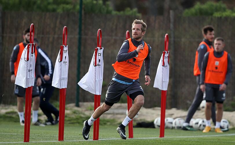 Schuften, stemmen, springen bis zu Erschöpfung. Die schweißtreibenden Trainingsbilder vom Dienstag zum Durchklicken.